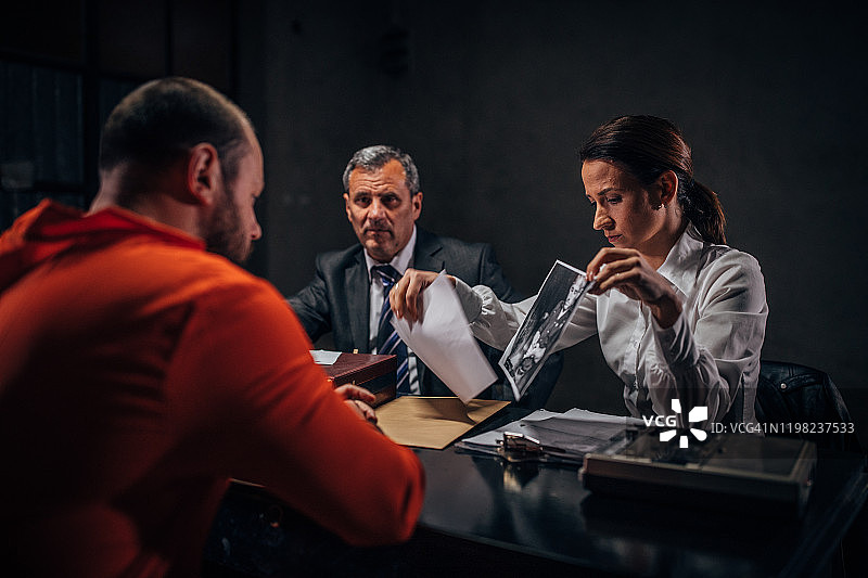 侦探在审讯室审问男性囚犯图片素材