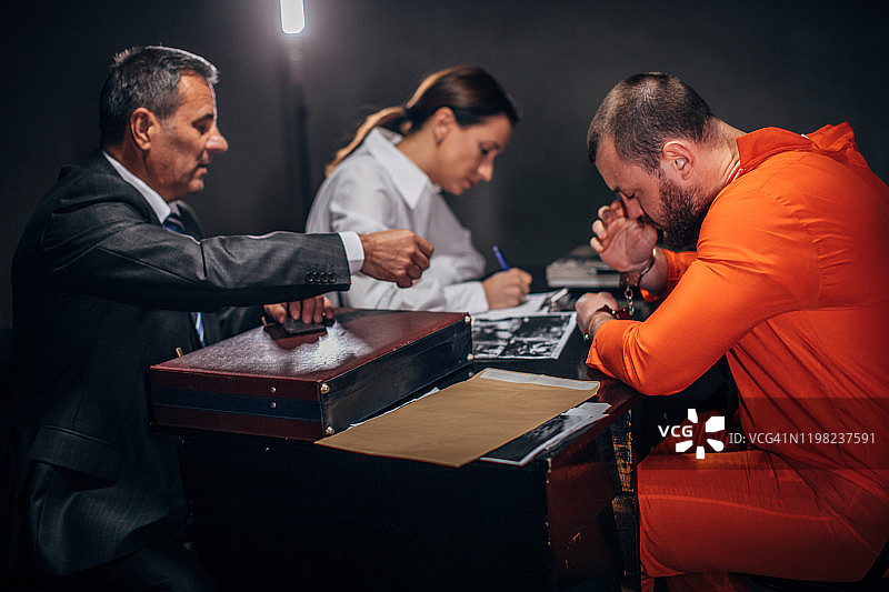 侦探在审讯室审问男性囚犯图片素材