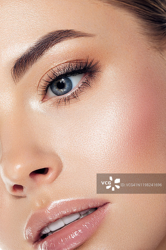 肌肤细腻的漂亮女孩图片素材