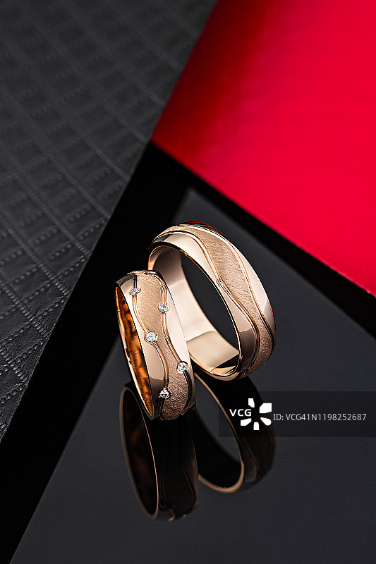黑色背景上的一对金色结婚戒指图片素材