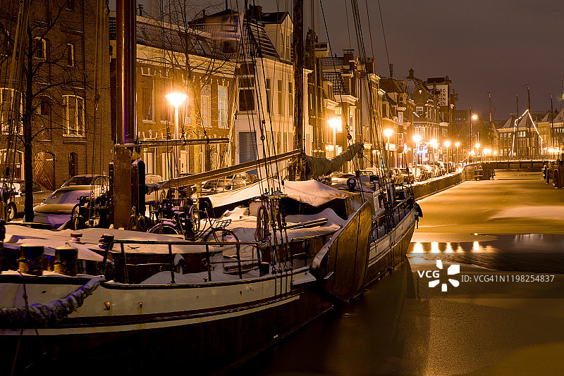 夜幕下的荷兰格罗宁根运河风光图片素材