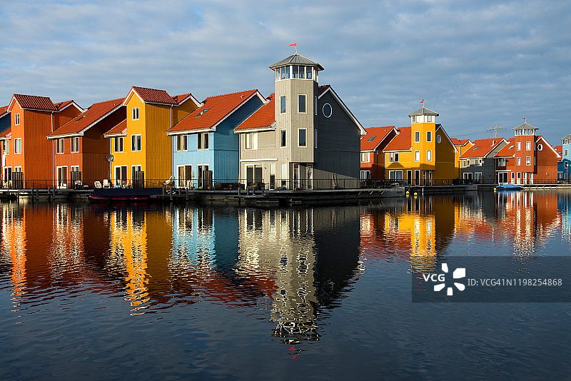 水中美丽的彩色房屋倒影图片素材