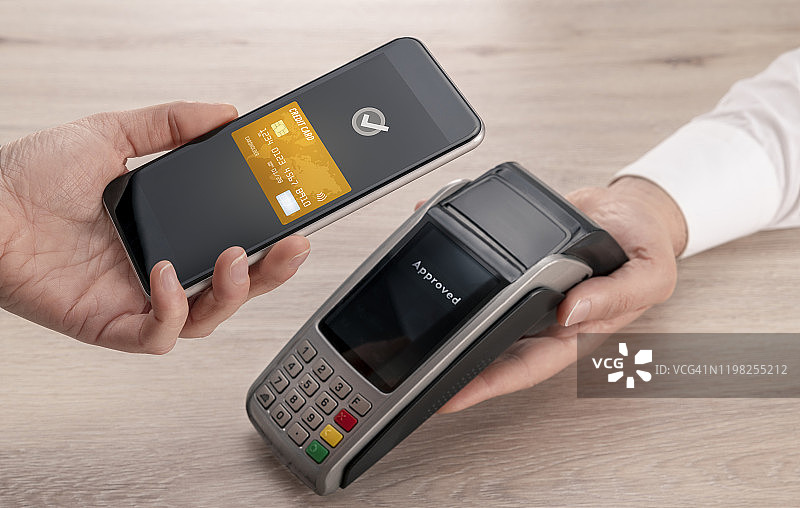 在销售点使用智能手机进行非接触式支付图片素材