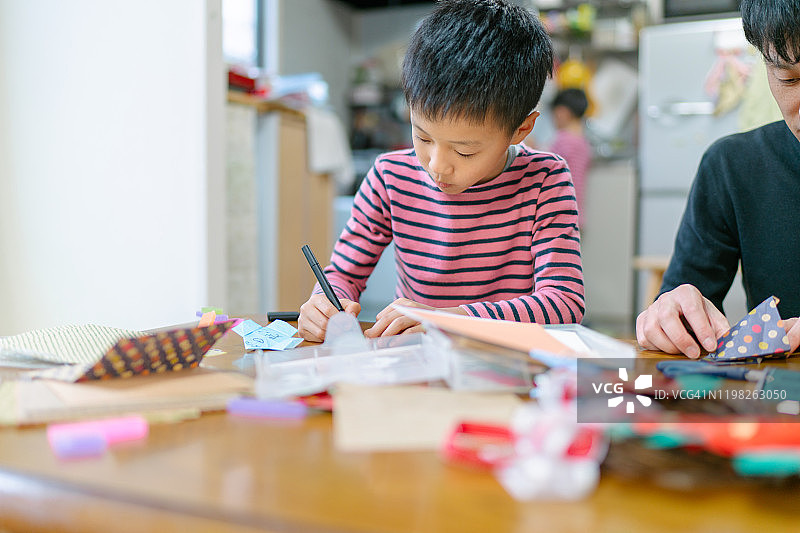 父子用纸制作手工艺品图片素材