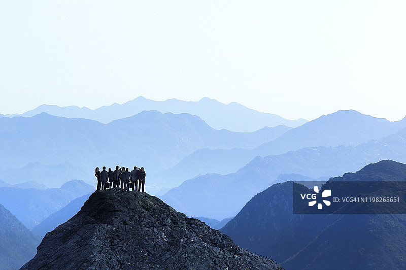 商务人士登顶成功图片素材