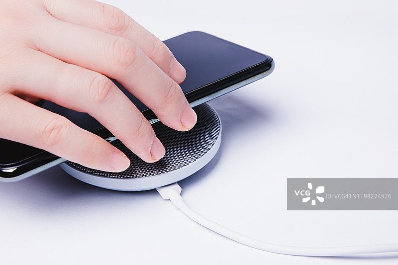 用无线充电设备为手机电池充电图片素材