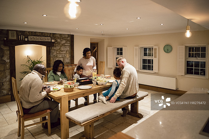 家庭用餐时光图片素材