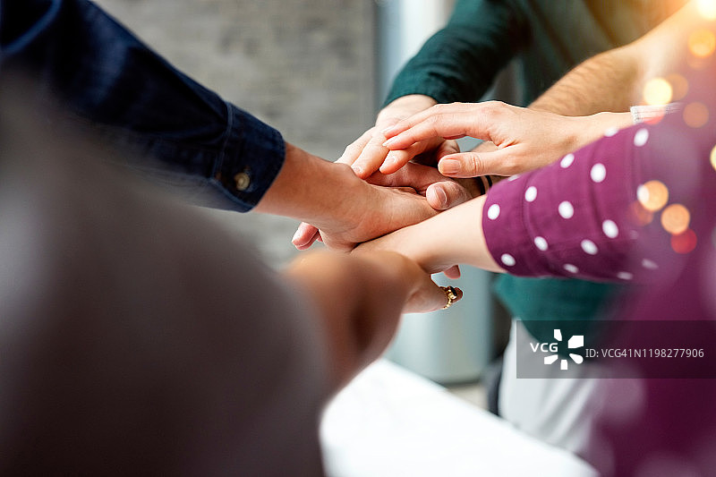 商务人士展示团结和团队合作图片素材