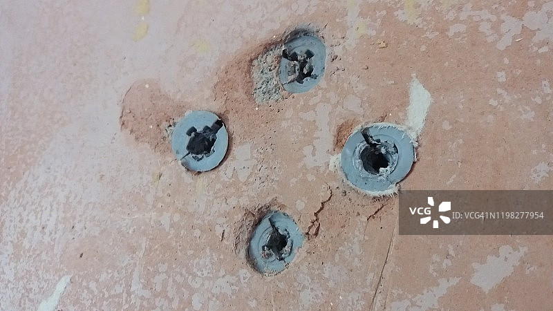 墙上的旧墙锚栓（墙塞）图片素材