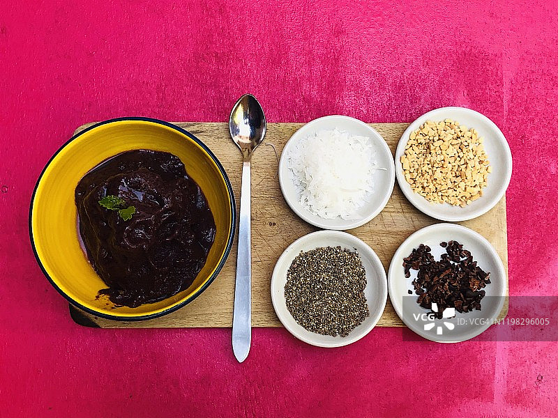 阿萨伊浆果、膨化米和瓜拉那碗图片素材