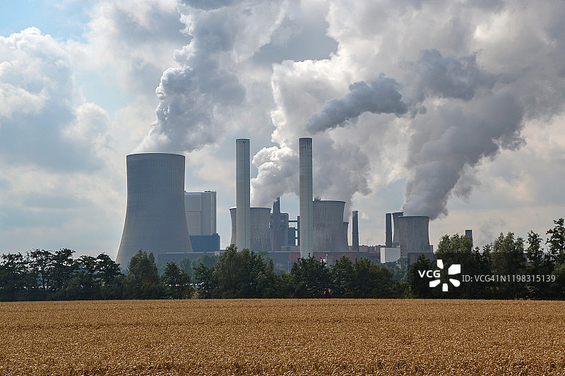 工厂烟囱排放空气污染物图片素材