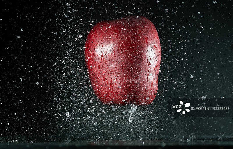 高速摄影捕捉到的红色飞苹果图片素材