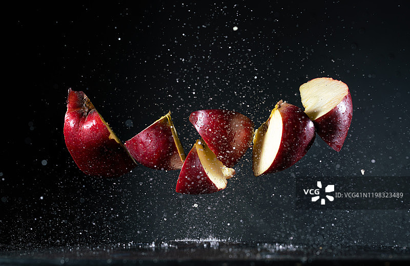 高速摄影捕捉到的红色飞苹果图片素材