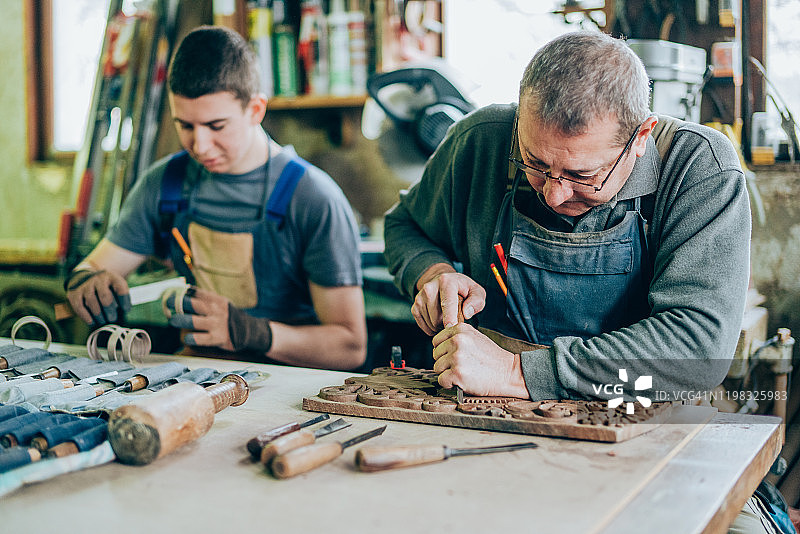 父子木匠图片素材
