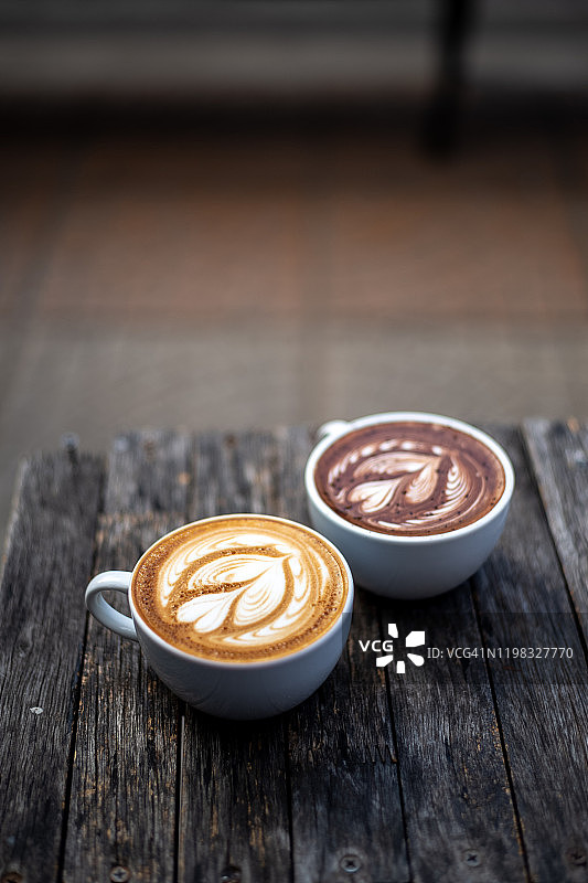 木桌上的美味馥芮白咖啡和热巧克力图片素材