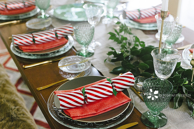 圣诞装饰的派对餐桌图片素材