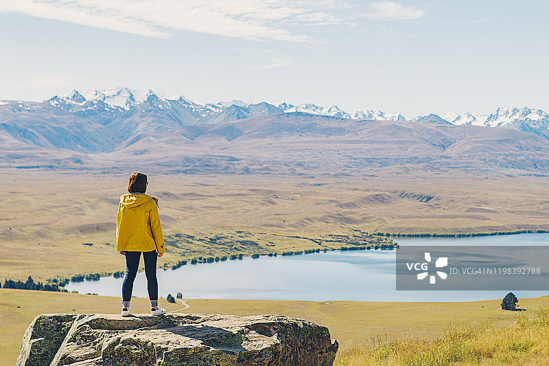 女人眺望亚历山大湖图片素材