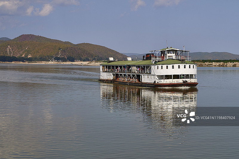 缅甸北部伊洛瓦底江上的渡轮图片素材