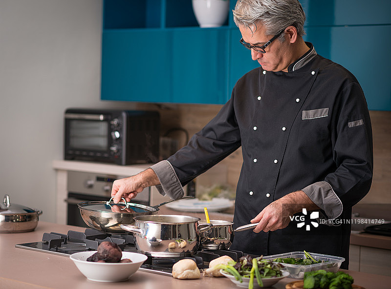 专业厨师在私人住宅准备餐点图片素材