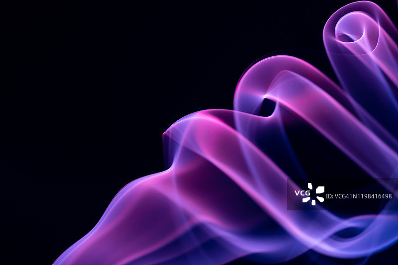 黑色背景上的彩色烟雾图片素材