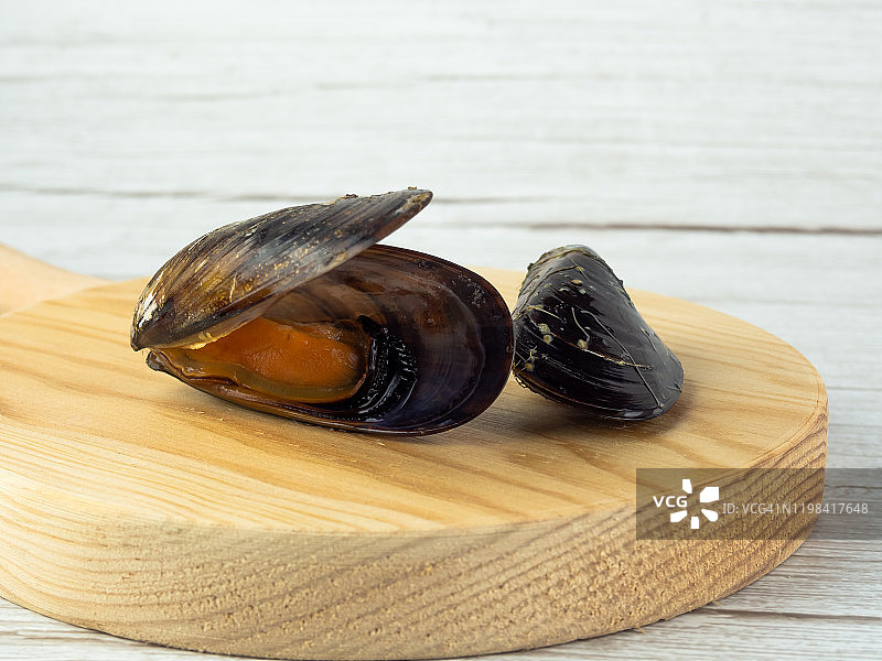 木板上的打开的贻贝和关闭的贻贝图片素材