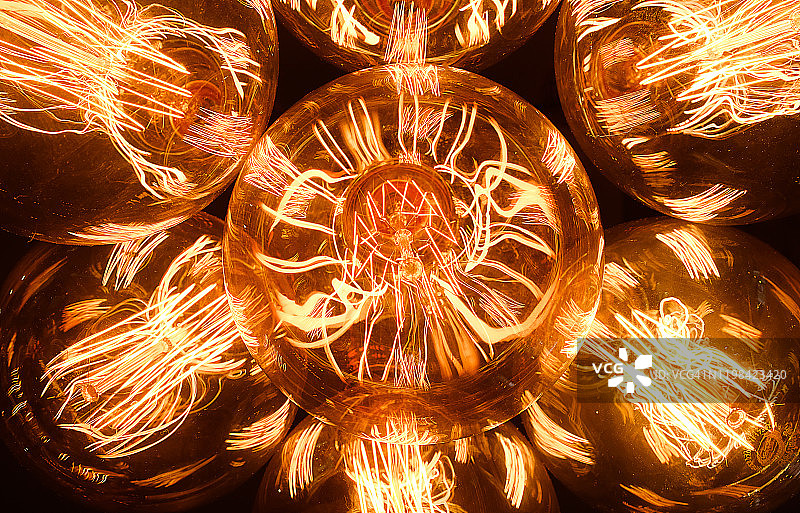 深色背景上的复古爱迪生玻璃灯，特写。室内设计师灯具和照明，选择性聚焦。图片素材