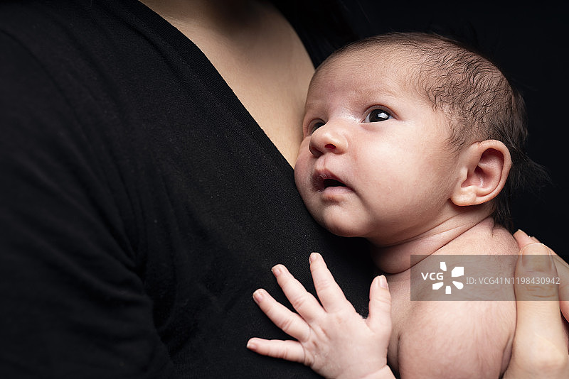 新生儿和年轻的家人图片素材