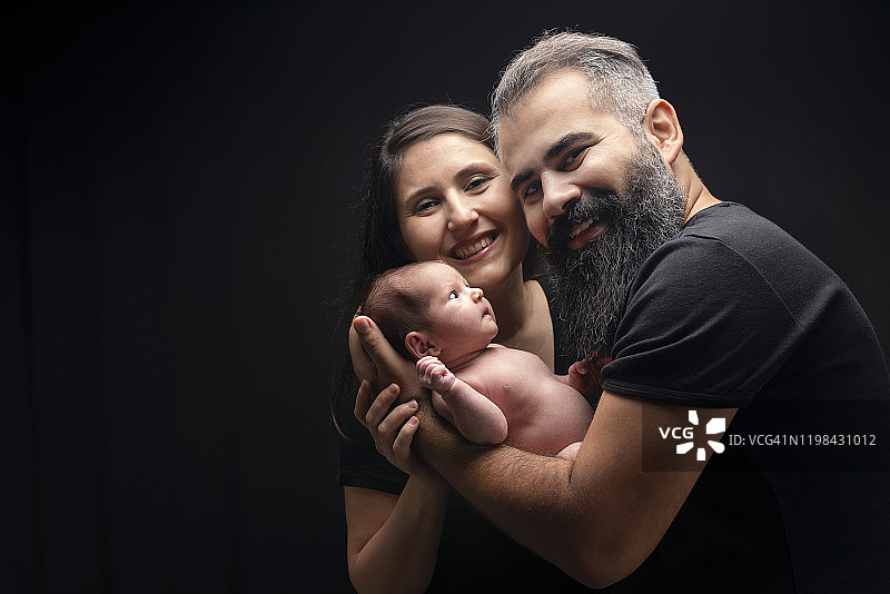 新生儿和年轻的家人图片素材