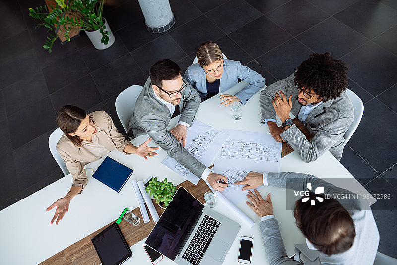 在会议室研究计划的多民族建筑师团队图片素材