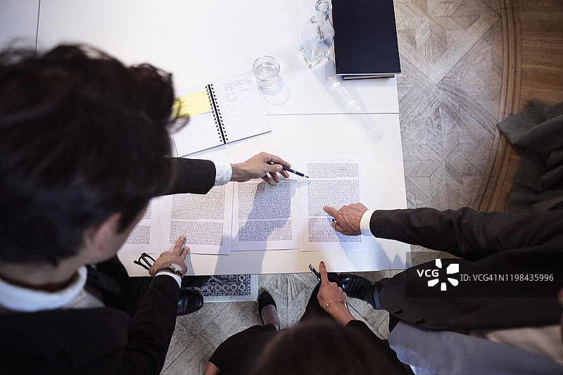 男女律师在办公桌旁指点文件图片素材
