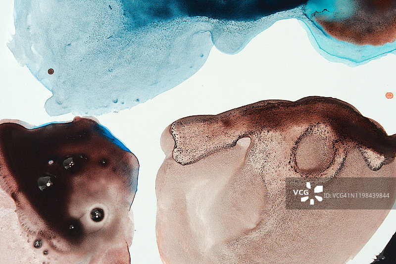 白色表面上的水彩颜料水坑图片素材