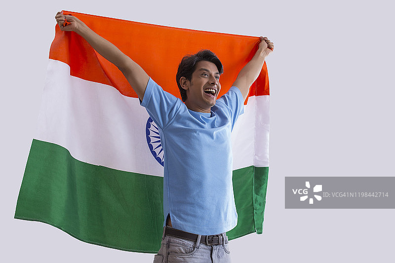 年轻人兴奋地举着印度国旗，独立日图片素材