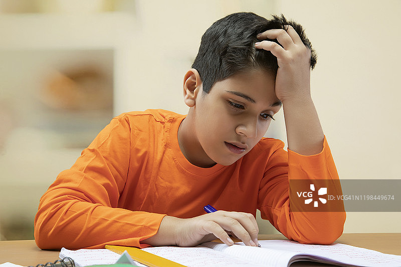 男孩在家做功课的肖像图片素材
