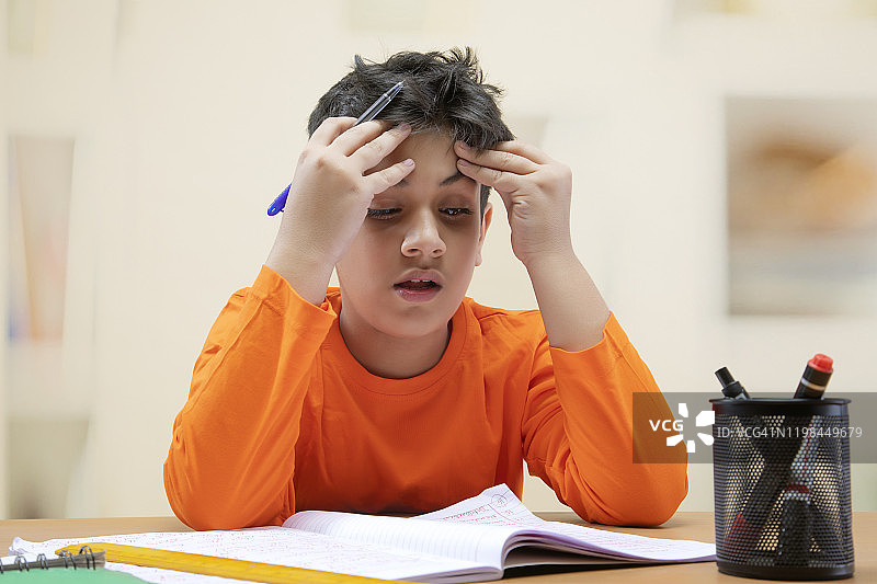 男孩在家做功课的肖像图片素材