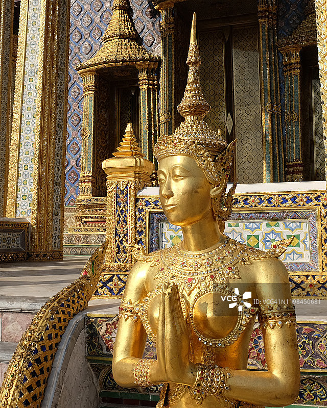 佛教寺庙附近的金色女性雕塑图片素材