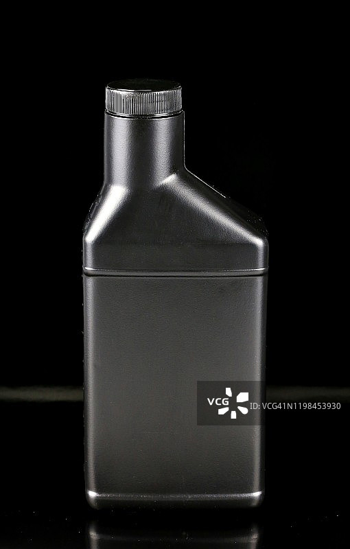黑色背景上的机油瓶图片素材