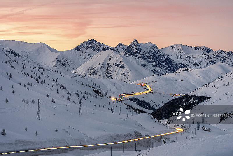 日落时意大利利维尼奥的Foscagno山口的车灯图片素材