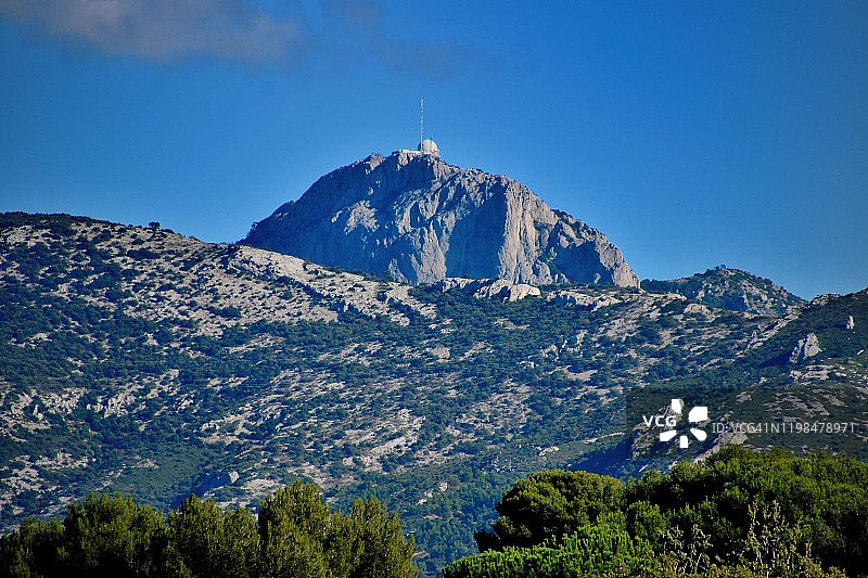 奥巴涅贝尔塔涅峰顶与民用航空雷达图片素材