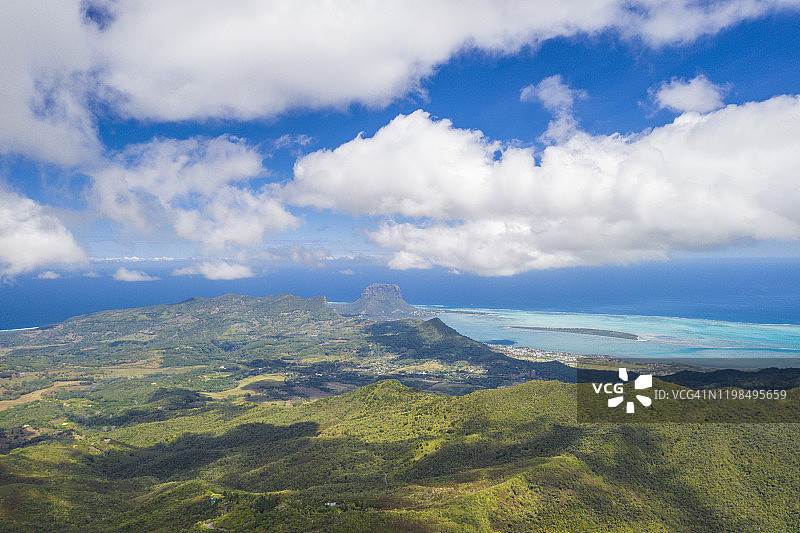 毛里求斯黑河谷国家公园的热带森林和海洋图片素材