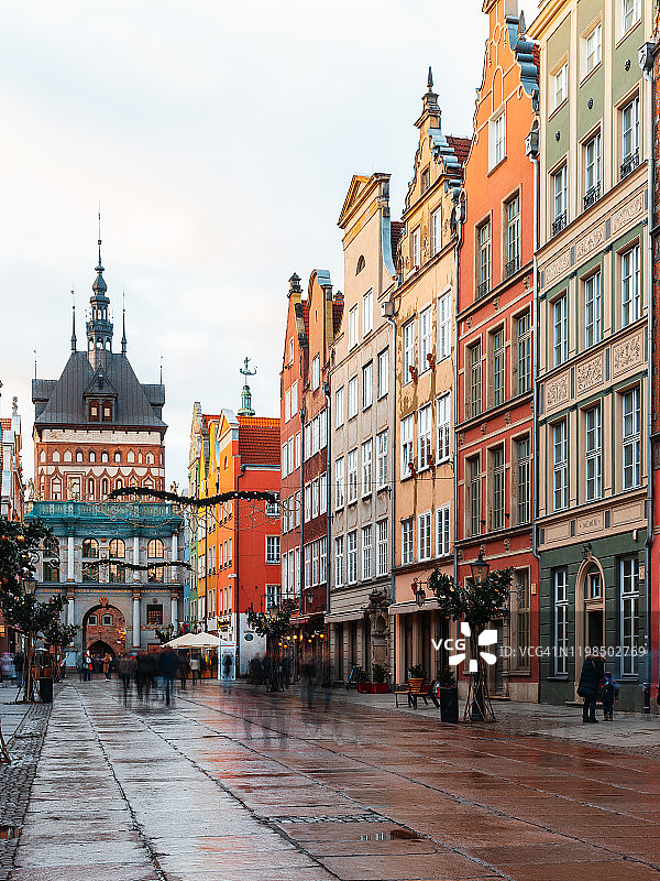 波兰格但斯克老城区街道的冬季城市风光，圣诞期间色彩缤纷图片素材
