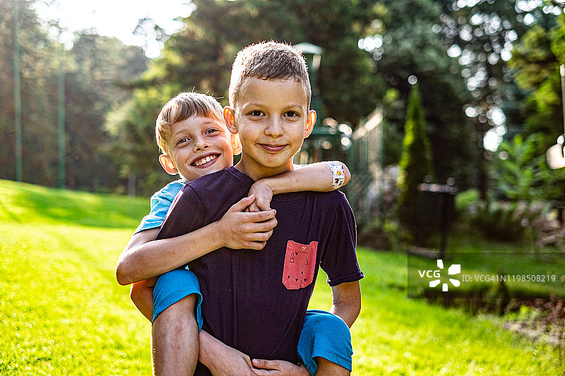 大自然中的兄弟图片素材