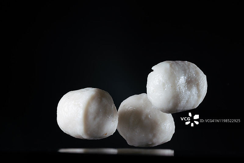 高速摄影捕捉到的空中飞舞的鱼丸图片素材