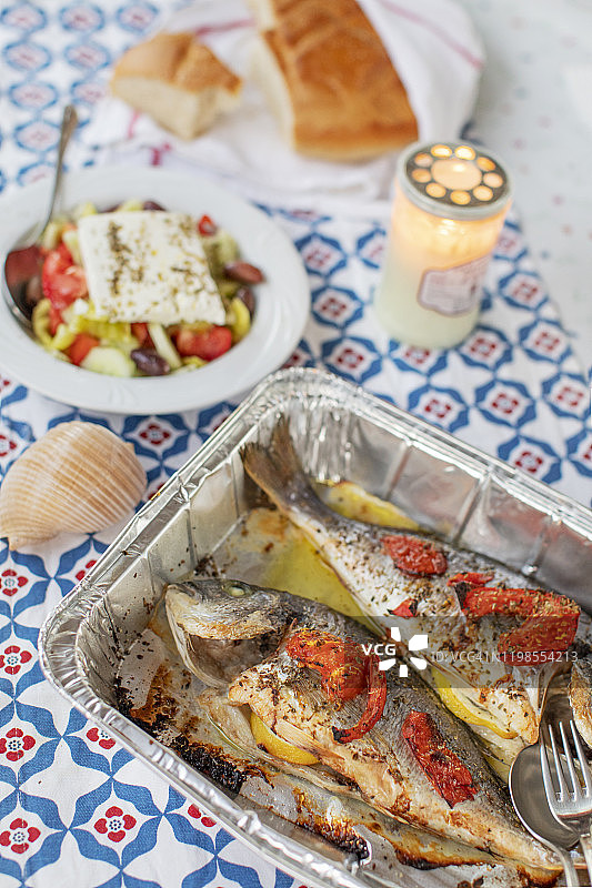 烤盘中的柠檬装饰金头鲷图片素材