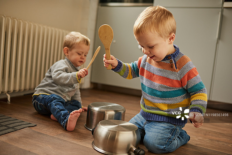 今天在厨房地板上，明天在大型竞技场上图片素材