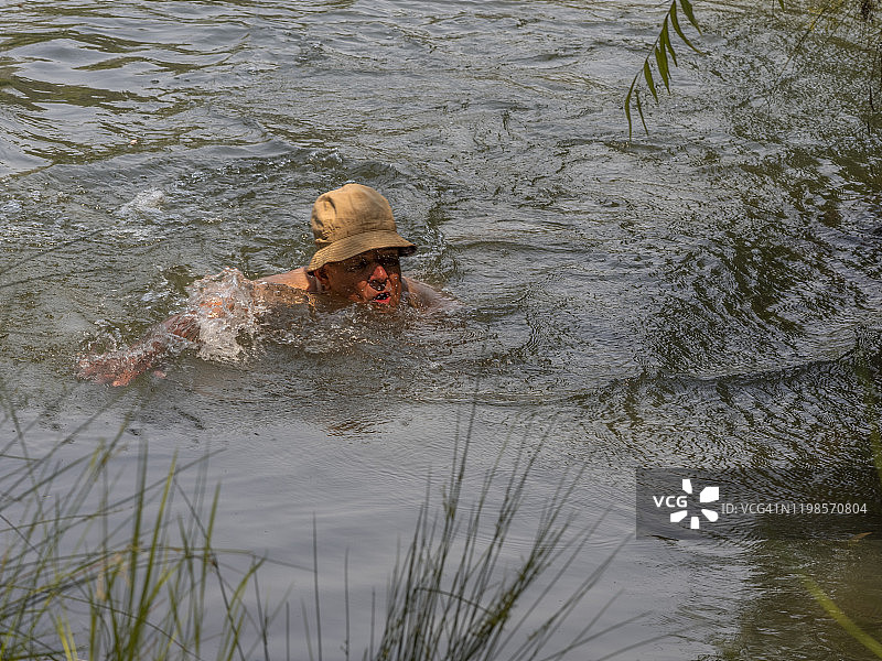 年长的男人游泳图片素材