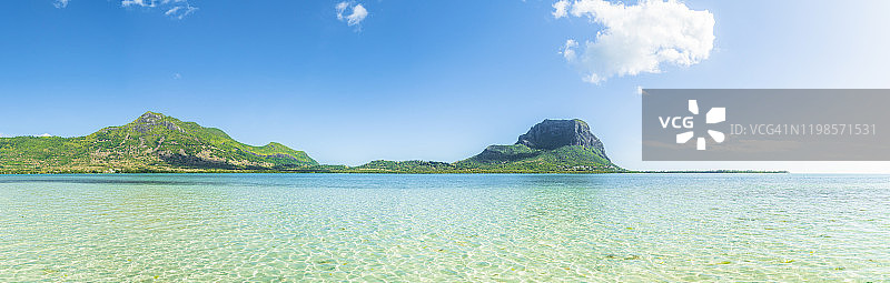 毛里求斯印度洋La Gaulette的绿松石色热带泻湖图片素材