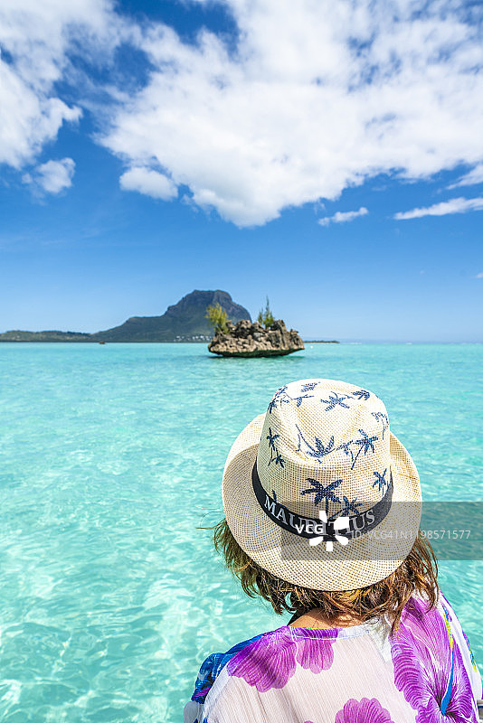 女人欣赏毛里求斯拉高列特水晶岩和泻湖图片素材