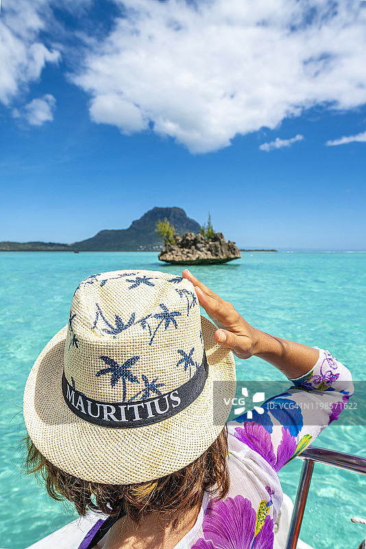 戴太阳帽欣赏毛里求斯印度洋热带泻湖的女人图片素材