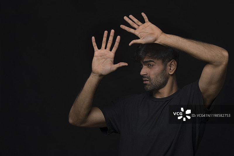 患季节性情绪失调的男人用手遮挡光线图片素材