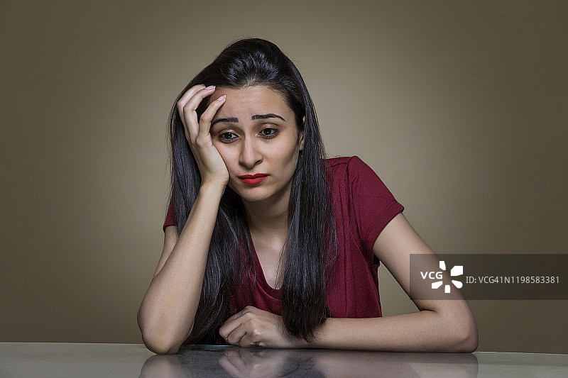 在家思考的悲伤女孩图片素材